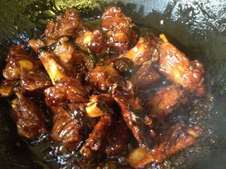 7、糖醋排骨,转大火煮沸，开盖边煮边翻炒，至汤汁浓稠即可。