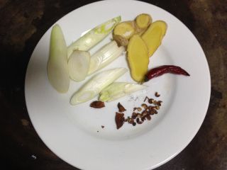 1、酱烧牛蹄筋,葱切段、姜切片、大料、花椒