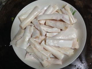 2、酱烧牛蹄筋,洗净的鲜牛蹄筋切成约7cm的段