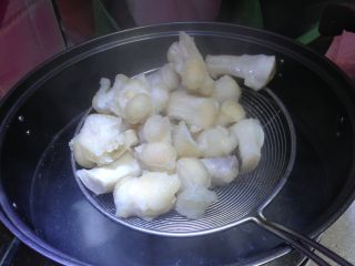 3、酱烧牛蹄筋,锅内加水烧开，倒入牛蹄筋加白酒焯至开锅捞出备用（焯水的同时，高压锅加入适量水烧开）