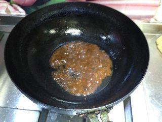 4、酱烧牛蹄筋,热锅凉油倒入豆瓣酱小火慢慢炒开