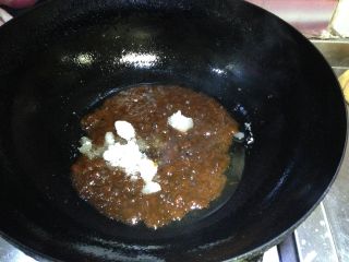 5、酱烧牛蹄筋,加入白糖