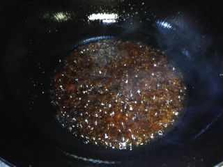 6、酱烧牛蹄筋,继续小火慢慢炒