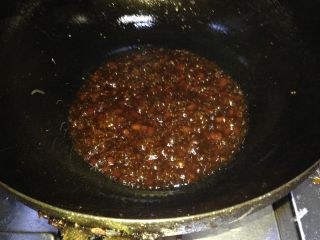 7、酱烧牛蹄筋,炒到糖溶化，酱色变成棕红色