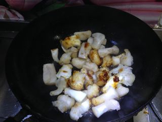 8、酱烧牛蹄筋,倒入焯好水的牛蹄筋翻炒上色