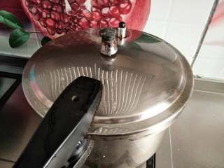 10、酱烧牛蹄筋,加盖加阀烧至上气，上汽5分钟后转中小火25分钟后关火，自然泄气即可食用