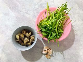 1、创意料理の香芹拌香螺,首先我们准备好所有食材