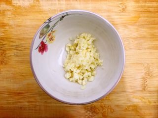 2、创意料理の香芹拌香螺,大蒜去皮，洗净，如图所示，切成末，备用