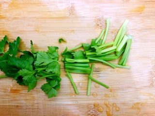 3、创意料理の香芹拌香螺,香芹处理干净，洗净后如图所示，切段，备用