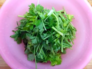 4、创意料理の香芹拌香螺,由于这次的香芹很嫩，所以我把叶子也留了一些