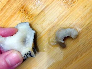 5、创意料理の香芹拌香螺,香螺处理干净，把器官挖出来，至于香螺的煮法，请参考其他菜谱