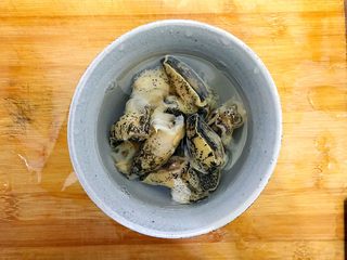 7、创意料理の香芹拌香螺,处理好的香螺用适量饮用水浸泡，备用