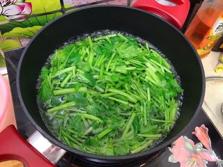 11、创意料理の香芹拌香螺,煮两分钟左右