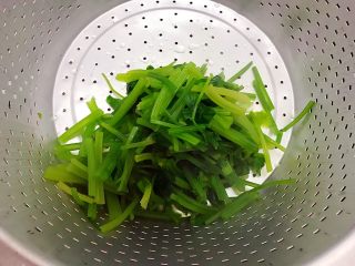 12、创意料理の香芹拌香螺,捞出香芹，沥干水分，备用