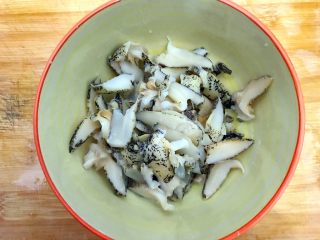 13、创意料理の香芹拌香螺,捞出香螺，如图所示，切成薄片，备用