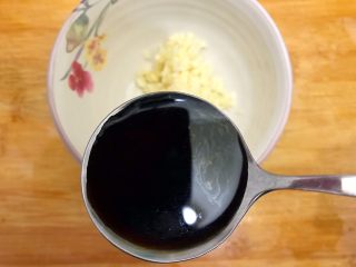 14、创意料理の香芹拌香螺,下面我们来调碗汁，大蒜末内加一勺生抽