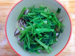 20、创意料理の香芹拌香螺,将香芹放入香螺内