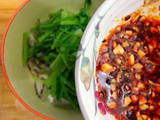 21、创意料理の香芹拌香螺,倒入碗汁