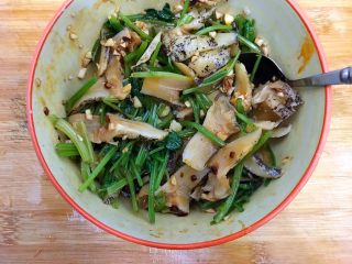 22、创意料理の香芹拌香螺,搅拌均匀，即可