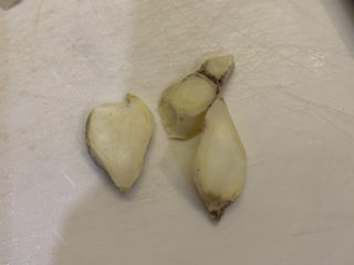 1、生炒鸡,姜洗干净，去皮，切片