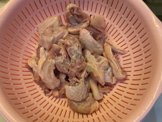 2、生炒鸡,鸡洗干净，沥干水