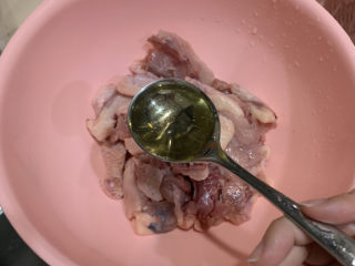 3、生炒鸡,放入1勺料酒