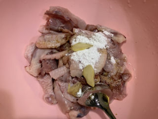 6、生炒鸡,把三片姜放入