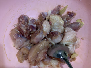 7、生炒鸡,搅拌均匀，腌制30分钟