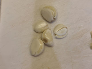 8、生炒鸡,再压扁5颗蒜