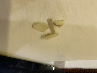 9、生炒鸡,准备4片姜