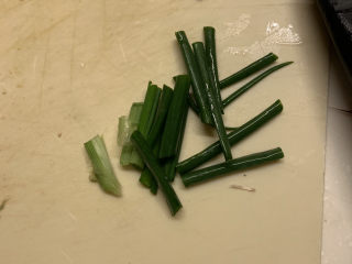 10、生炒鸡,葱洗干净，切段