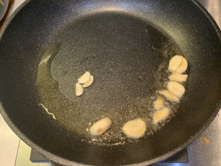 12、生炒鸡,放入姜片，蒜，翻炒出香味