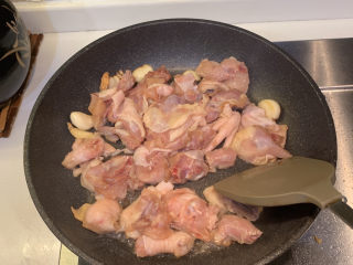 13、生炒鸡,放入腌好的鸡块翻炒均匀，翻炒10-15分钟左右