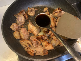 14、生炒鸡,鸡快熟后加入2勺生抽