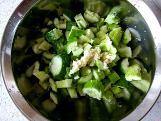 5、花生米拌黄瓜,蒜末放到黄瓜上