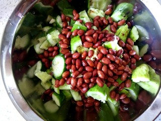 8、花生米拌黄瓜,把花生米放入盆中