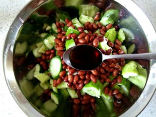 9、花生米拌黄瓜,加入适量生抽