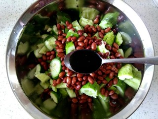 10、花生米拌黄瓜,加入适量醋