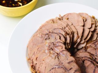 1、冬阴功汤牛肉面,用慢炖锅卤好整条牛腱。具体做法,下次专门写个菜谱。这里需要的牛肉是软糯的,不是干香而坚硬的那种。关键是低温长时间慢炖,我这一锅炖了五个小时。炖好凉透可以切片当下酒菜^_^