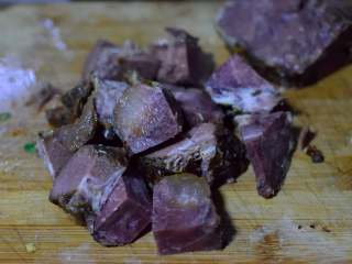 2、冬阴功汤牛肉面,如果做牛肉面,还是要大块的来的爽,所以此处将冷却后的牛肉切成一寸见方的块。