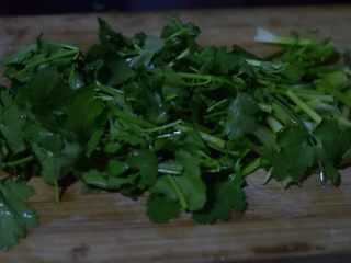 3、冬阴功汤牛肉面,香菜等时蔬菜洗干净,切成寸许长的段。