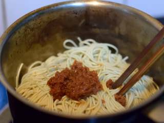 8、冬阴功汤牛肉面,在面条中加入一大汤匙的冬阴功酱和一大汤匙的鱼露。