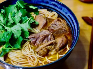 11、冬阴功汤牛肉面,起锅撒上香菜末,就可以吃啦。