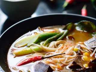 12、冬阴功汤牛肉面,蔬菜不仅于香菜,我是基本有什么时蔬加什么。之前曾经用过芦笋,效果也很好。