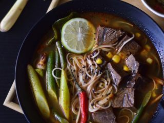 13、冬阴功汤牛肉面,想要冬阴功风味更浓郁的话,可以再加青柠、柠檬叶、香茅等,不过在湖州这个四线小城,买起来不太方便。大淘宝倒是有,可买一次的量往往吃不完。所以这回的版本属于本地化改良版啦:)
