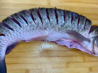 1、啤酒炖草鱼,准备一条新鲜草鱼，去内脏背部改刀