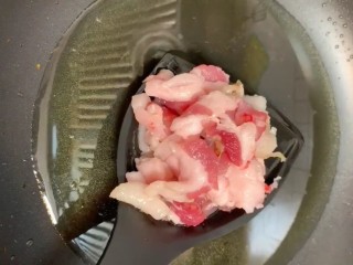 2、啤酒炖草鱼,起锅烧油下入五花肉