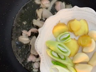 3、啤酒炖草鱼,炒出油脂后放葱姜蒜爆香