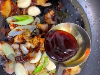 4、啤酒炖草鱼,加入黄豆酱，生抽，耗油