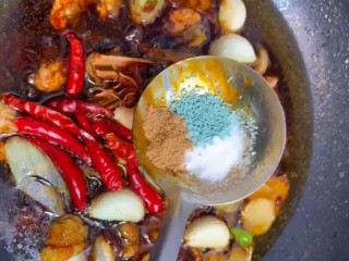 5、啤酒炖草鱼,放入八角，桂皮，干辣椒，冰糖，盐，鸡精，十三香